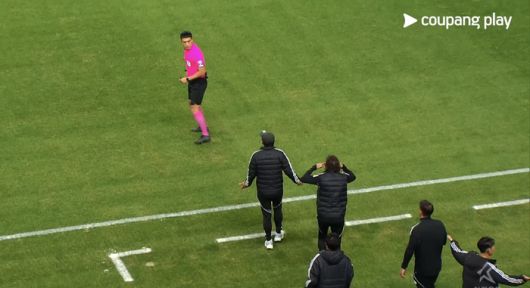 전북 현대 타노스 코치가 8일  대전전에서 판정에 항의하는 제스처를 취하고 있다.캡쳐 | 쿠팡플레이