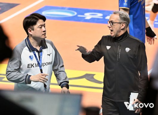 우리카드 파에스(오른쪽) 감독이 항의하고 있다. 사진 | 한국배구연맹