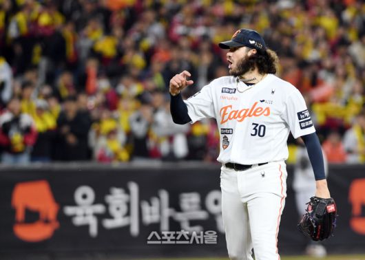 한화 폰세가 대전 한화생명 볼파크에서 열린 2025 KBO리그 LG와 한국시리즈 3차전 2회초 2사 1루 상황에서 LG 박동원을 삼진 아웃으로 잡아낸 뒤 기뻐하고 있다. 대전 | 박진업 기자 upandup@sportsseoul.com