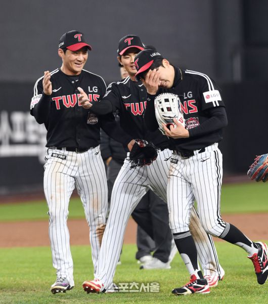 LG 주장 박해민(오른쪽)이 30일 대전 한화생명볼파크에서 열린 2025 KBO리그 한화와의 한국시리즈 4차전에서 7-4 역전승을 거둔 뒤 눈물을 훔치고 있다. LG는 시리즈 3승을 거두며 우승에 1승만을 남겨두게 되었다. 대전 | 박진업 기자 upandup@sportsseoul.com