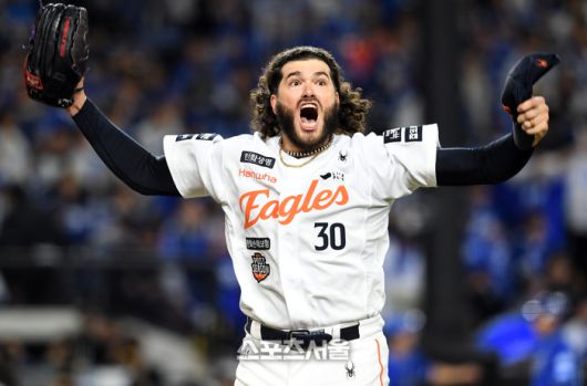 한화 선발투수 폰세가 대전 한화생명 볼파크에서 열린 2025 KBO리그 삼성과 플레이오프 5차전 5회초 2사 삼성 디아즈를 삼진 아웃으로 잡아낸 뒤 포효하고 있다. 대전 | 박진업 기자 upandup@sportsseoul.com