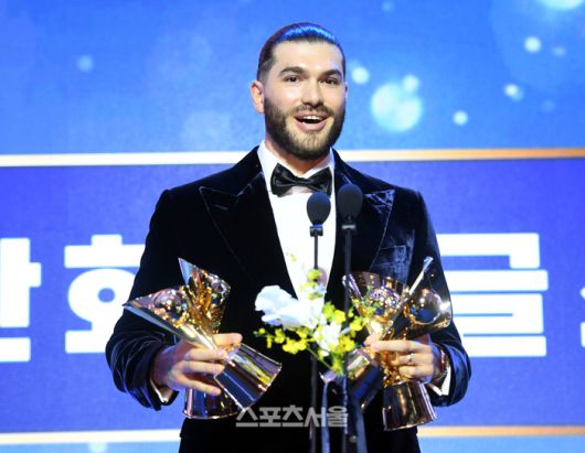 투수부문 평균자책점상, 탈삼진상, 승률상, 승리상 한화 폰세가 24일 서울 송파 롯데호텔 월드에서 열린 2025 KBO 시상식에서 소감을 밝히고 있다. 롯데호텔월드 | 최승섭기자 thunder@sportsseoul.com