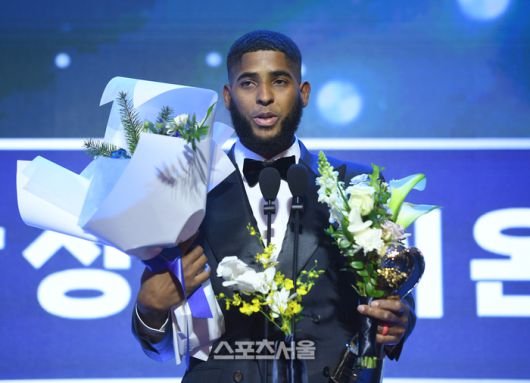 KBO 1루수부문 수비상 삼성 디아즈가 24일 서울 송파 롯데호텔 월드에서 열린 2025 KBO 시상식에서 소감을 밝히고 있다.  롯데호텔월드 | 최승섭기자 thunder@sportsseoul.com