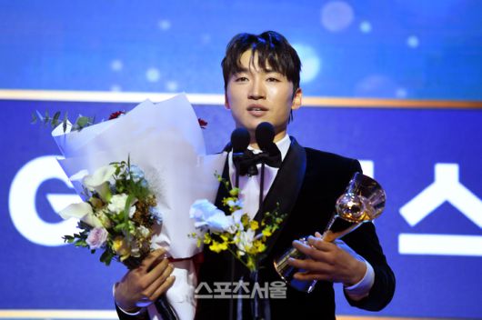 타자부문 도루상 LG 박해민이 24일 서울 송파 롯데호텔 월드에서 열린 2025 KBO 시상식에서 소감을 밝히고 있다. 최승섭기자 thunder@sportsseoul.com