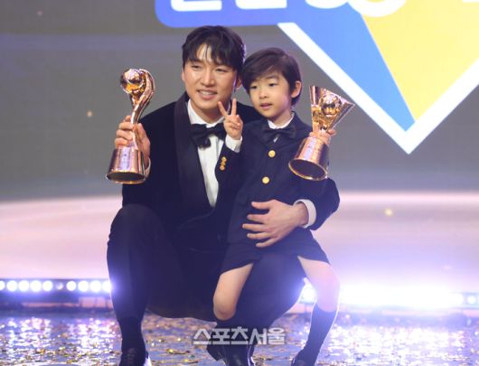 KBO 도루상과 중견수부문 수비상을 수상한  LG 박해민이 24일 서울 송파 롯데호텔 월드에서 열린 2025 KBO 시상식 후 아들과 기념촬영을 하고 있다. 최승섭기자 thunder@sportsseoul.com