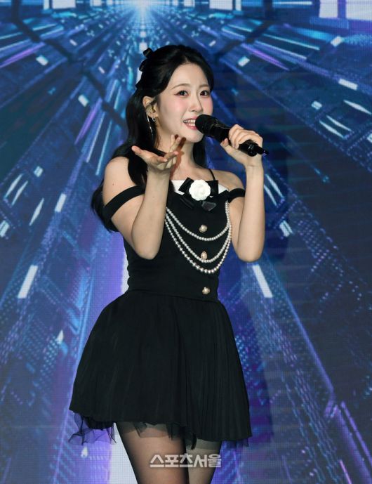 가수 오유진이 24일 서울 중구 그랜드 하얏트 서울 호텔에서 진행된 ‘제17회 서울석세스대상’에서 문화부문 K트로트대상을 수상한 뒤 축하공연을 하고 있다. 사진 | 박진업 기자 upandup@sportsseoul.com