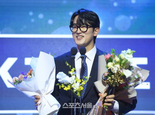 KBO 수비상 투수부문  KT 고영표가 24일 서울 송파 롯데호텔 월드에서 열린 2025 KBO 시상식에서 소감을 밝히고 있다. 최승섭기자 thunder@sportsseoul.com