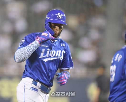 삼성 디아즈가 서울 잠실구장에서 열린 2025 KBO리그 두산과 경기 7회초 1사1루 우중월 홈런을 날린 후 이종욱 코치와 세리머니를 하고 있다. 잠실 | 최승섭기자 thunder@sportsseoul.com