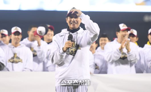 LG 염경엽 감독이 1일 서울 잠실구장에서 열린 ‘한국시리즈 통합우승 IN 잠실’ 행사에서 인사를 하고 있다. 잠실 | 최승섭기자 thunder@sportsseoul.com