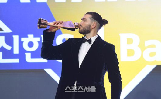 한화 폰세가 24일 서울 송파 롯데호텔 월드에서 열린 2025 KBO 시상식에서 MVP를 수상한 후 포즈를 취하고 있다. 사진 | 최승섭 기자 thunder@sportsseoul.com