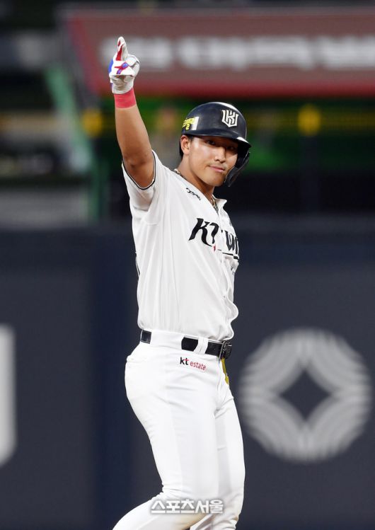 KT 안현민이 2일 수원케이티위즈파크에서 열린 2025 KBO리그 키움과 경기 5회말 2사 1루 상황에서 키움 선발 하영민을 상대로 1타점 적시타를 친 뒤 세리머니를 하고 있다. 수원 | 박진업 기자 upandup@sportsseoul.com