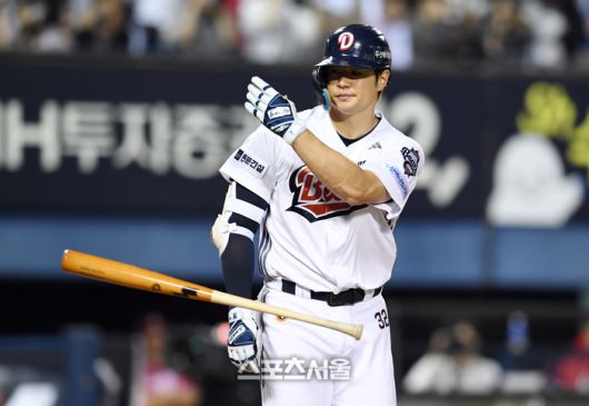 두산 김재환이 20일 잠실구장에서 열린 2025 KBO리그 SSG 경기 9회말 2사 만루 상황에서 SSG 투수 조병현에 삼진 아웃을 당한 뒤 배트를 던지며 아쉬워하고 있다. 잠실 | 박진업 기자 upandup@sportsseoul.com