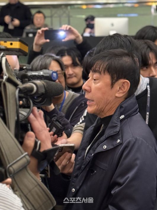 신태용 전 울산 감독이 1일 홍은동 스위스그랜드호텔에서 열린 K리그 시상식에서 발언하고 있다.