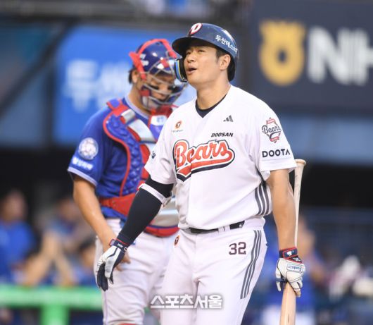 두산 김재환이 2일 서울 잠실구장에서 열린 2025 KBO리그 삼성과 경기 4회말 무사2루 삼진을 당한 후 아쉬워하고 있다. 잠실 | 최승섭기자 thunder@sportsseoul.com