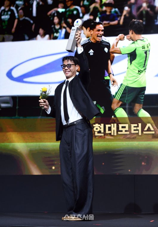 전북 현대 골키퍼 송범근이 1일 서울 서대문구 스위스그랜드호텔에서 열린 ‘하나은행 K리그 2025 대상 시상식’에서 이승우를 대신해 베스트 세리머니상을 수상한 뒤 포즈를 취하고 있다. 2025. 12. 1. 박진업 기자 upandup@sportsseoul.com