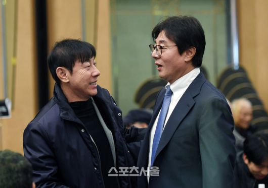 신태용 감독(왼쪽)이 1일 서울 서대문구 스위스그랜드호텔에서 열린 ‘하나은행 K리그 2025 대상 시상식’에 참석하면서 대전 하나시티즌 황선홍 감독과 인사를 나누고 있다. 박진업 기자 upandup@sportsseoul.com