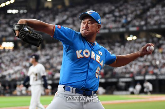 22일 일본 홋카이도 에스콘필드에서 열린 한일 드림 플레이어즈 게임. 봉중근이 몸을 풀고 있다. 사진 | 사진공동취재단