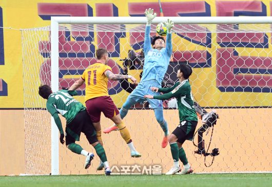 광주FC 프리드욘슨(왼쪽 둘째)가 6일 서울월드컵경기장에서 열린 2025 하나은행 코리아컵 전북 현대와의 결승전에서 헤더로 동점골을 넣고 있다. 2025. 12. 6. 박진업 기자 upandup@sporttsseoul.com