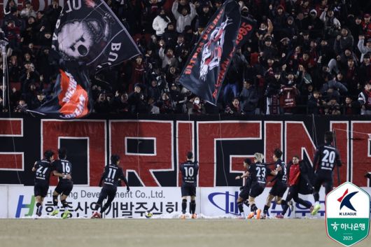 부천 선수들이 5일 수원FC와 승강 PO 1차전에서 바사니의 선제골에 기뻐하고 있다. 사진 | 한국프로축구연맹