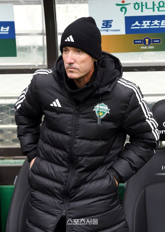 전북 현대 타노스 코치가 6일 서울월드컵경기장에서 열린 2025 하나은행 코리아컵 광주FC와의 결승전에 앞서 그라운드를 바라보고 있다. 2025. 12. 6. 박진업 기자 upandup@sporttsseoul.com