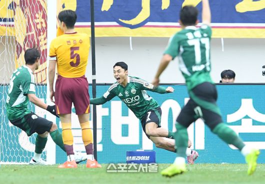 전북 현대 이동준(가운데)이 6일 서울월드컵경기장에서 열린 2025 하나은행 코리아컵 광주FC와의 결승전에서 선제골을 넣은 뒤 세리머니를 하고 있다. 2025. 12. 6. 박진업 기자 upandup@sporttsseoul.com