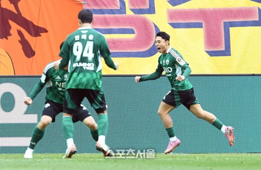 전북 현대 이동준(오른쪽)이 6일 서울월드컵경기장에서 열린 2025 하나은행 코리아컵 광주FC와의 결승전에서 선제골을 넣은 뒤 기뻐하고 있다. 2025. 12. 6. 박진업 기자 upandup@sporttsseoul.com