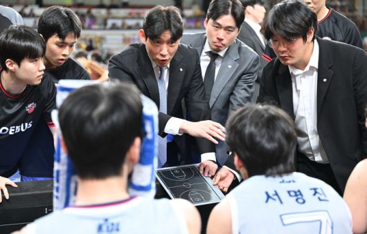 양동근 감독이 작전 지시를 하고 있다. 사진 | KBL