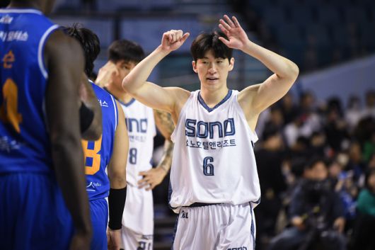 고양 소노 이정현이 7일 잠실실내체육관에서 열린 2025~2026 LG전자 프로농구 3라운드 서울 삼성과 경기에서 작전 사인을 내고 있다. 사진 | KBL