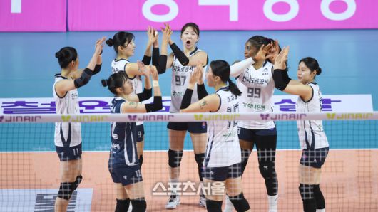 도로공사 선수들이 3일 인천 삼산월드체육관에서 열린 2025~2026 V-리그 흥국생명과 경기 전 파이팅을 외치고 있다. 2025. 12. 3.삼산 | 최승섭기자 thunder@sportsseoul.com