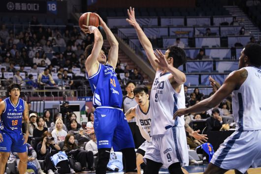 고양 소노 정희재가 7일 잠실실내체육관에서 열린 2025~2026 LG전자 프로농구 정규리그 3라운드 서울 삼성과 경기에서 이대성의 슛을 막고 있다. 사진 | KBL