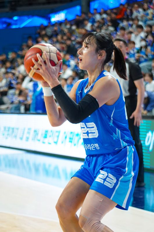 김단비가 3점슛을 시도하고 있다. 사진 | WKBL