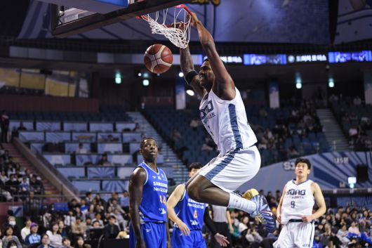 고양 소노 네이던 나이트가 7일 잠실학생체육관에서 열린 2025~2026 LG전자 프로농구 정규리그 3라운드 서울 삼성전에서 덩크를 꽂고 있다. 사진 | KBL