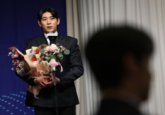 8일 서울 강남구 리베라호텔에서 열린 ‘2025 뉴트리디데이 일구상 시상식’에서 특별 공로상을 수상한 이정후가 수상 소감을 말하고 있다. 사진 | 연합뉴스