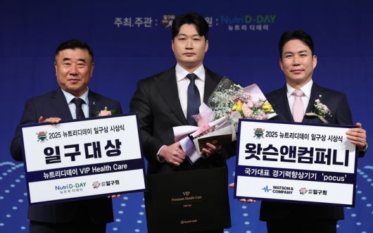 8일 서울 강남구 리베라호텔에서 열린 ‘2025 뉴트리디데이 일구상 시상식’에서 일구대상을 수상한 오승환(가운데)이 기념 촬영을 하고 있다. 사진 | 연합뉴스