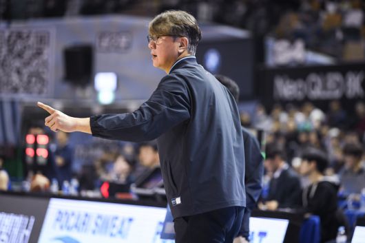 고양 소노 손창환 감독이 7일 잠실실내체육관에서 열린 2025~2026 LG전자 프로농구 정규리그 3라운드 서울 삼성전에서 선수들 플레이를 바라보고 있다. 사진 | KBL