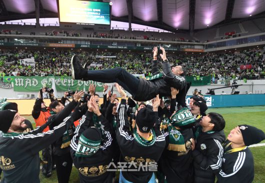 전북 현대 선수들이 6일 서울월드컵경기장에서 열린 2025 하나은행 코리아컵 광주FC와의 결승전에서 2-1로 승리하며 우승을 차지한 뒤 거스 포옛 감독을 헹가래 치고 있다. 전북은 K리그1에 이어 코리아컵까지 우승하며 더블을 달성했다. 2025. 12. 6. 박진업 기자 upandup@sporttsseoul.com