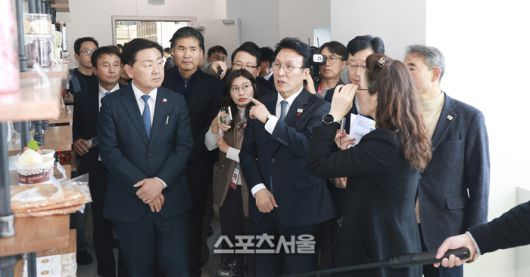 김민석 국무총리가 5일 청년이 돌아오는 식품 도시 익산을 직접 찾아 미래 식품산업 생태계 조성에 적극 협력하기로 했다. ( 캡션 / 고봉석 기자, 사진 왼쪽부터 김관영 지사, 이원택 의원, 김민석 총리 )