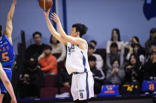 고양 소노 정희재가 7일 잠실학생체육관에서 열린 2025~2026 LG전자 프로농구 정규리그 3라운드 서울 삼성전에서 3점슛을 던지고 있다. 사진 | KBL