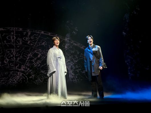 9일 뮤지컬 ‘한복 입은 남자’ 프레스콜에서 (왼쪽부터) ‘영실/강배’ 역 박은태와 ‘세종/진석’ 역 신성록이 대표 넘버 ‘비차’를 시연하고 있다. 사진 | 표권향 기자 gioia@sportsseoul.com