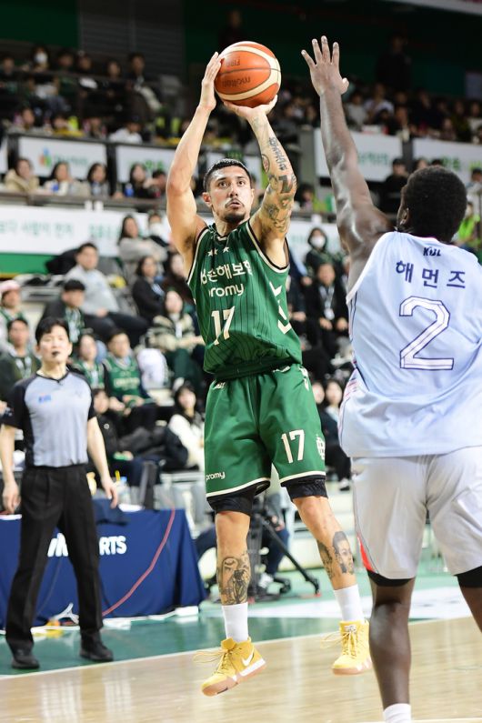 알바노가 슛을 시도 하고 있다. 사진 | KBL