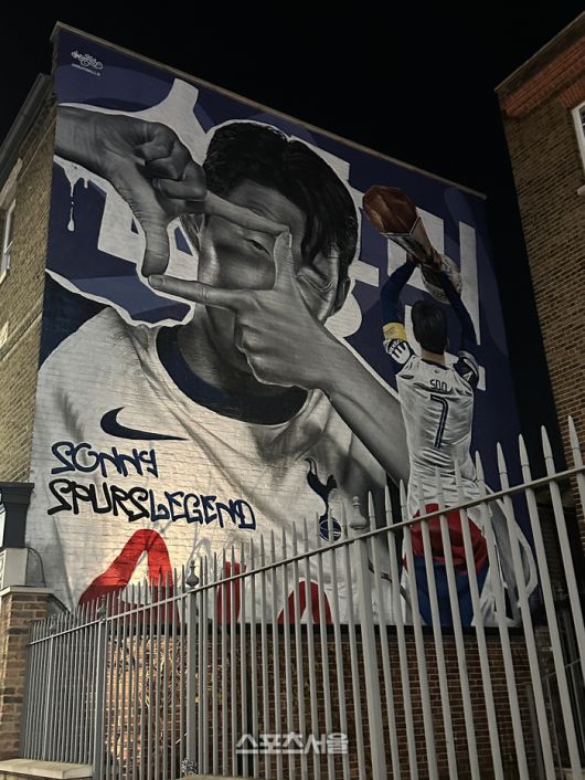 영국 런던 하이로드에 조성된 손흥민 벽화. 사진 | 런던=고서현 통신원