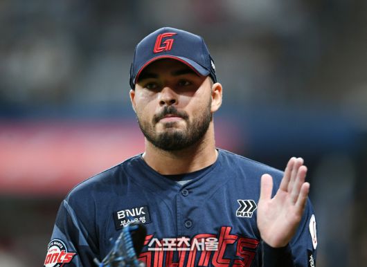 롯데 선발투수 감보아가 24일 고척스카이돔에서 열린 2025 KBO리그 키움과 경기 7회말 수비를 마치고 더그아웃으로 들어가면서 박수를 치고 있다. 감보아는 7이닝 1피안타 1사사구 무실점의 호투를 펼쳤다. 2025. 7. 24. 고척 | 박진업 기자 upandup@sportsseoul.com