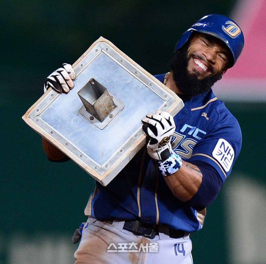 NC 에릭 테임즈가 2015년 10월2일 문학 SK전에서 40-40을 달성하는 40번째 도루에 성공했다. 사진 | 스포츠서울DB