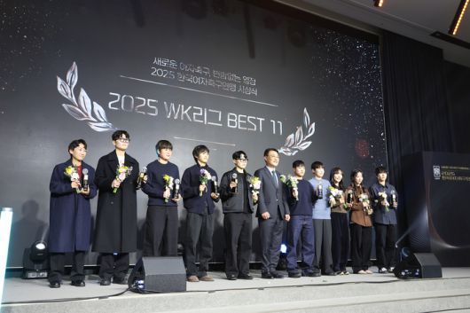 WK리그 베스트11에 선정된 선수들이 10일 올림픽파크텔에서 열린 시상삭에서 기념 촬영에 임하고 있다.  제공 | 한국여자축구연맹