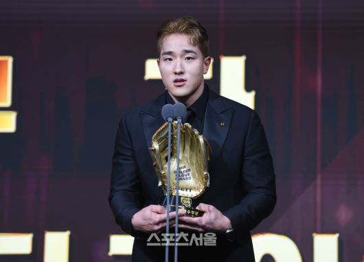 KT 안현민이 9일 서울 송파 롯데호텔 월드에서 열린 2025 KBO 골든글러브 시상식에서 외야수 부문 수상 후 소감을 말하고 있다. 롯데호텔월드 | 최승섭기자 thunder@sportsseoul.com