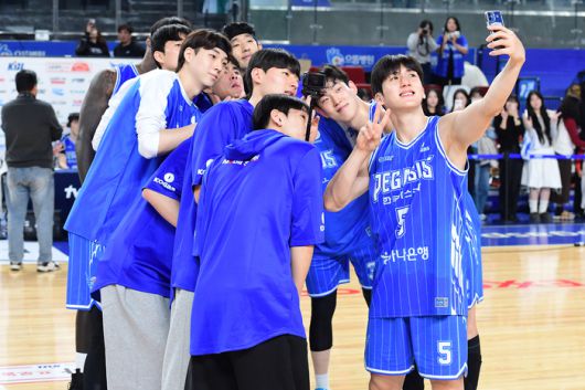 가스공사 선수들가 16일 대구체육관에서 열린 2025~26 LG전자 프로농구 2라운드 울산 현대모비스전 승리 후 기념촬영을 하고 있다. 사진 | KBL