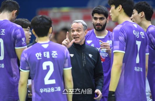 우리카드 마우리시오 감독이 10일 수원체육관에서 열린 2025~2026 V-리그 한국전력과 경기에서 작전지시를 하고 있다. 2025. 12. 10.수원 | 최승섭기자 thunder@sportsseoul.com