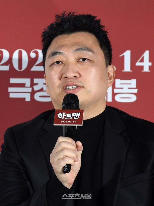 최원섭 감독이 11일 서울 광진구 롯데시네마 건대입구점에서 열린 영화 ‘하트맨’ 제작보고회에서 사회자의 질문에 답을 하고 있다. 영화 ‘하트맨’은 돌아온 남자 승민(권상우)이 다시 만난 첫사랑을 놓치지 않기 위해 고군분투하지만 그녀에게 절대 말할 수 없는 비밀이 생기며 벌어지는 코미디를 그리고 있으며 배우 권상우, 문채원, 김서현, 박지환, 표지훈 등이 출연하며 최원섭 감독이 연출을 맡았다. 2025. 12. 11. 박진업 기자 upandup@sportsseoul.com