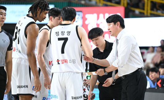 수원 KT 문경은 감독이 창원체육관에서 열린 2025~26 LG전자 프로농구 3라운드 창원 LG전에서 작전 지시를 하고 있다. 사진 | KBL