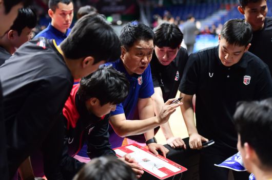 유도훈 감독이 작전 지시를 내리고 있다. 사진 | KBL